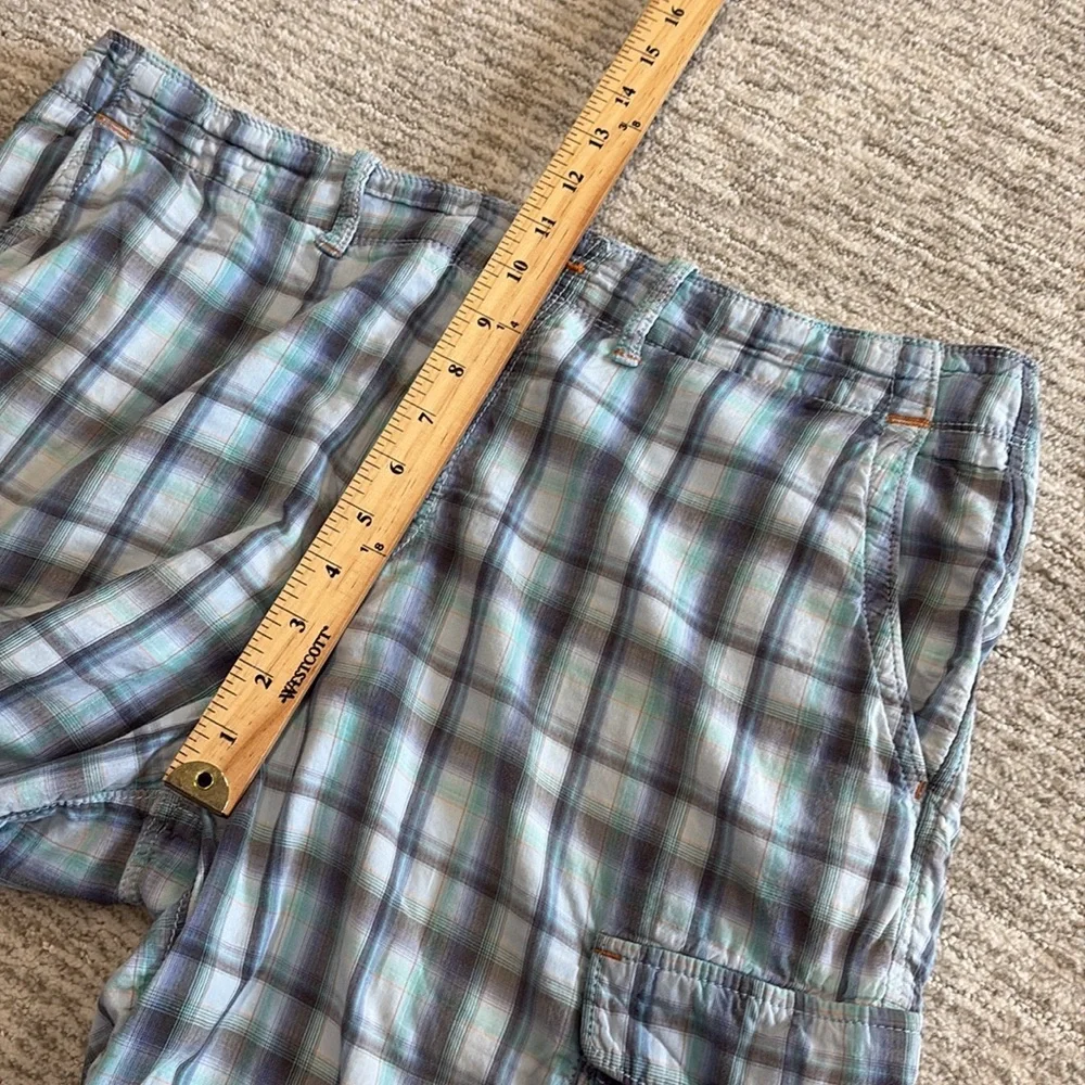 Tommy Bahama Jeans Mens Plaid Cargo Shorts Size 35 Light Blue Cotton Bermuda